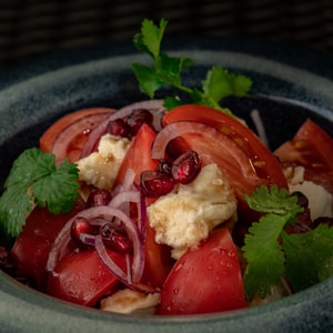 Фото товара 'Салат из розовых томатов и сулугуни'