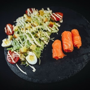 Фото товара 'Салат Цезарь с лососем'