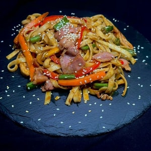 Фото товара 'Удон с курицей и беконом в соусе Пад Тай'